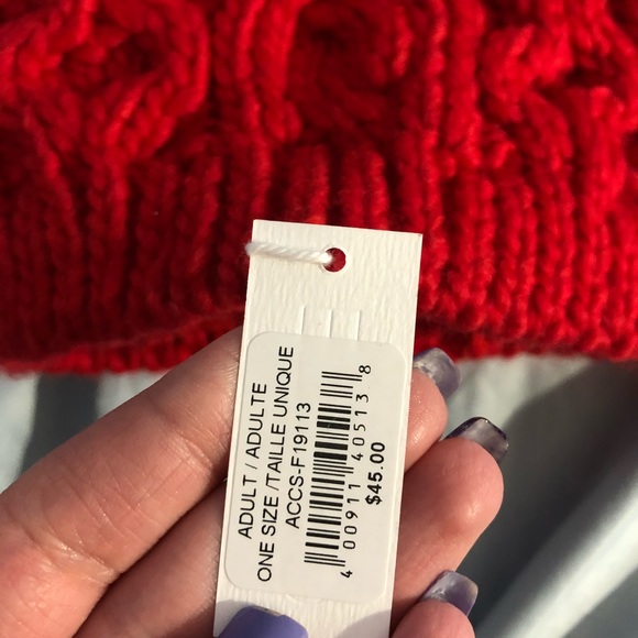 Brand new toque with tags still attached - Picture 2 of 2